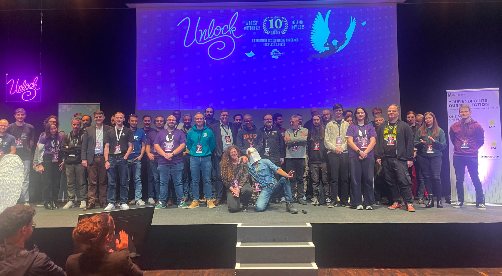 Photo finish de #UYBHYS25 L’équipe d’organisation, les bénévoles, les speakers, les sponsors, tous réunis sur scène